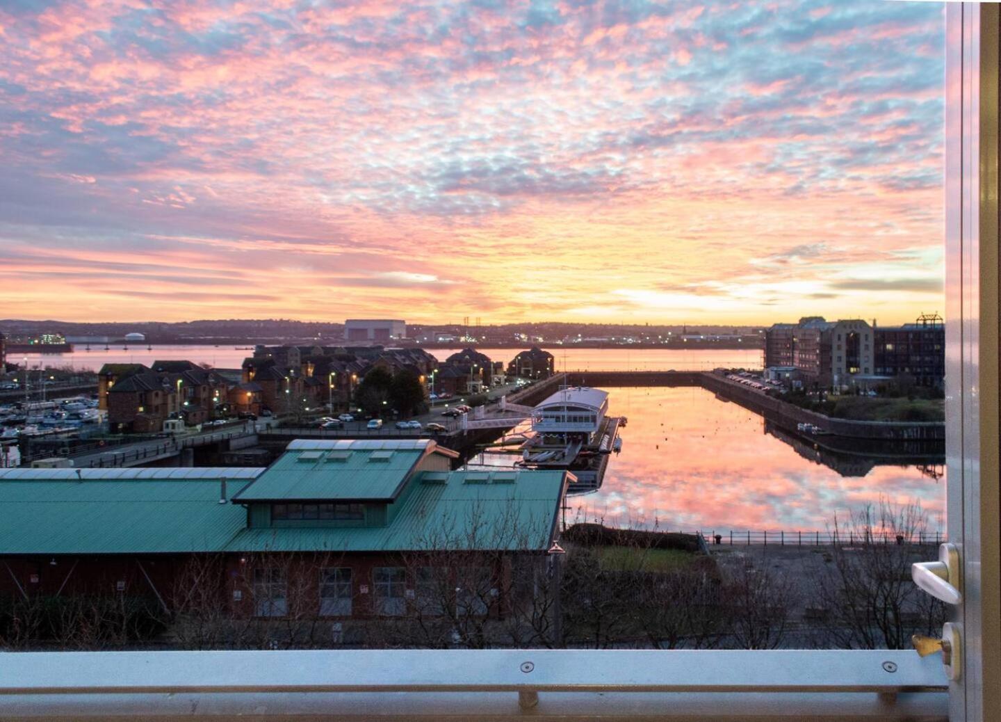 Stunning Mersey View Flat W Parking In Apartment