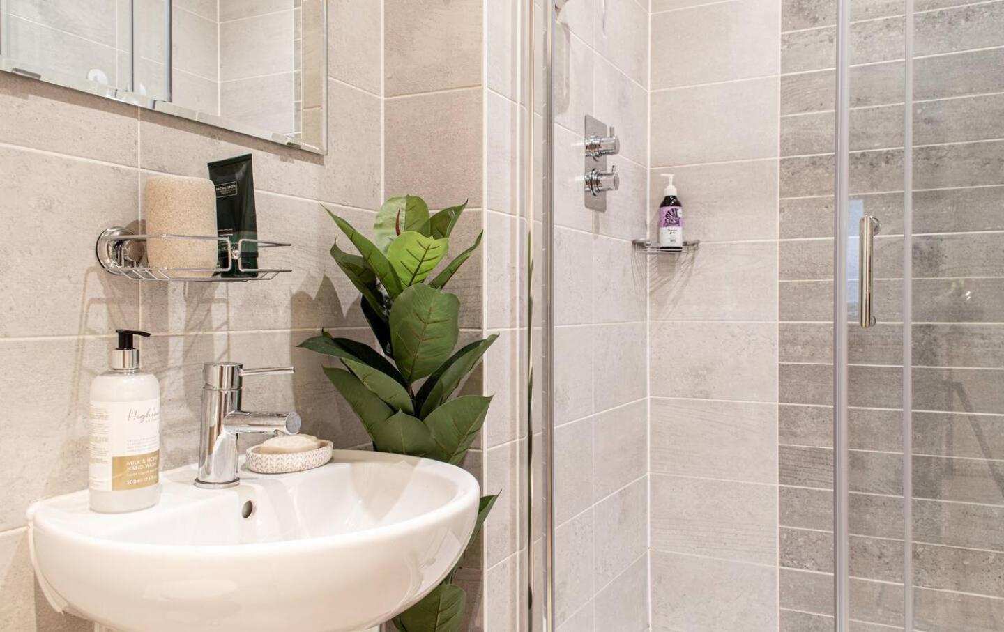 Stunning Mersey View Flat W Parking In Apartment *